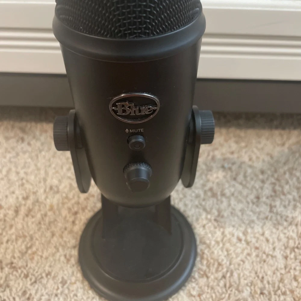 Blue yeti black microphone